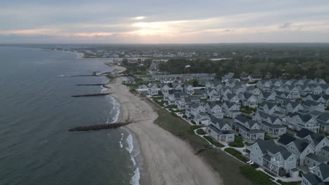 Los-Cautivadores-Paisajes-Marinos-De-Nantucket-Sound-Abrazan-Cada-Rincón-De-Esta-Encantadora-Cabaña-En-Condominio-Heritage-Sands