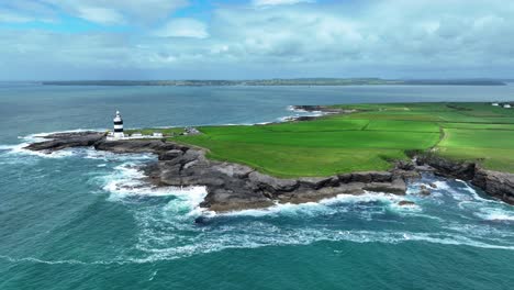 Irlands-Epische-Orte,-Drohnenschwenks-Aufs-Meer-Hinaus,-Leuchtturm-Hook-Head-Und-Panorama-Der-Waterford-Mündung-Von-Der-Küste-Wexfords