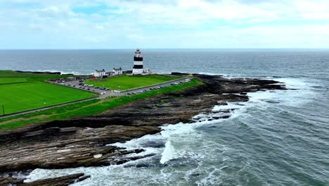 Irlands-Epische-Orte,-Drohnenüberflug-Des-Hook-Head-Leuchtturms-Und-Der-Halbinsel-Mit-Aufgewühlter-See,-Hohem-Wellengang,-Wilder-Küste-Von-Wexford