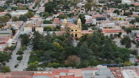 Luftaufnahme-Einer-Drohne-Von-Wohnhäusern-Mit-Park-In-Der-Stadt-Cafayate-In-Salta-In-Argentinien,-Südamerika