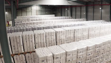 Toma-Aérea-De-Un-Almacén-Con-Papel-Higiénico-Listo-Para-Distribuir-En-Una-Fábrica-De-Toallas-De-Papel-En-Francia.