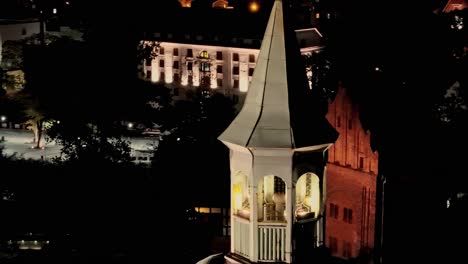 Toma-De-Drone-Del-Casco-Antiguo-Por-La-Noche