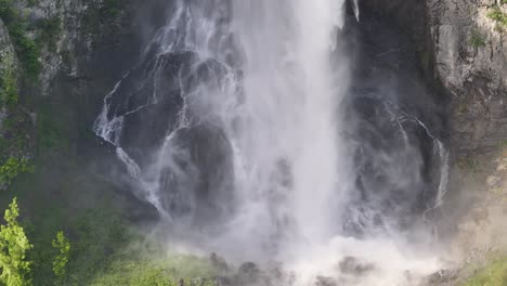 Blick-Auf-Die-Seerenbachfälle-Mit-Starkem-Wasserfluss-Und-Nebel-Vor-Einer-Schroffen-Felswand-In-Amden,-Betlis,-In-Der-Nähe-Des-Walensees,-Schweiz