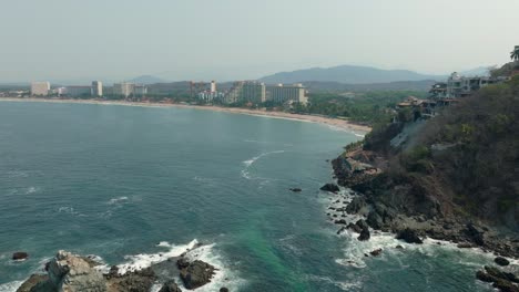 Revela-Una-Toma-De-Un-Dron-De-La-Playa-De-Ixtapa-Zihuatanejo-Temprano-En-La-Mañana