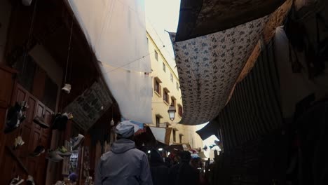 Pueblo-Marroquí-En-El-Mercado-De-La-Medina-En-La-Ciudad-Vieja-De-Fez.