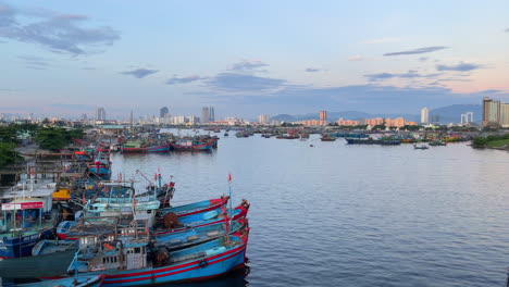 Luftaufnahme-Bei-Sonnenuntergang-Mit-Drohne-über-Dem-Stadtbild-Von-Da-Nang,-Vietnam-Vom-Alten-Fischerhafen