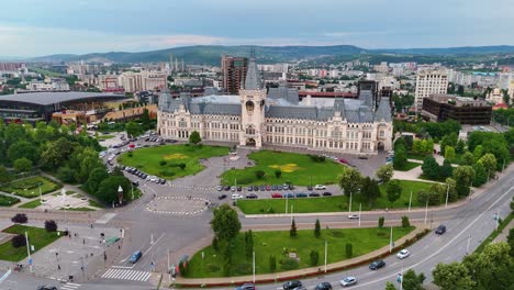 Drohnenaufnahmen-Des-Kulturpalastes-Von-Iasi-Und-Der-Umliegenden-Stadtlandschaft