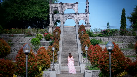 Viajera-Caucásica-Vestida-De-Verano-Sube-Las-Escaleras-Del-Palacio-De-Agua-De-Ujung