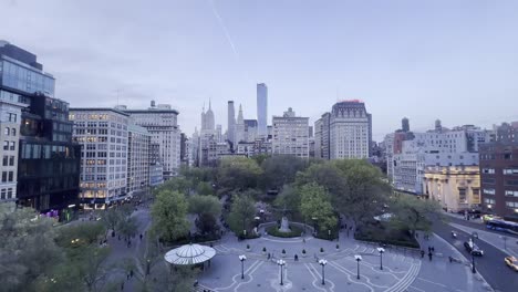 Ein-Ruhiger-Blick-In-Der-Dämmerung-Auf-Die-Skyline-Von-Manhattan-Mit-Ikonischen-Wolkenkratzern-Und-Einem-Ruhigen-Park-Im-Vordergrund,-Der-Die-Mischung-Aus-Natur-Und-Urbanem-Leben-In-New-York-City-Einfängt