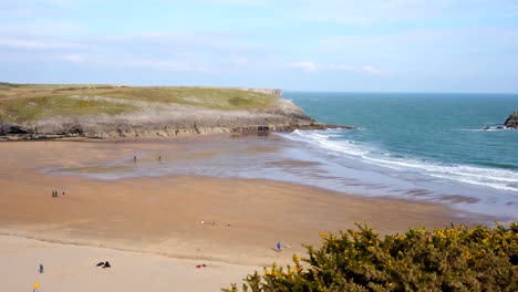 Día-Soleado-En-Broad-Haven-South-Beach-Con-Gente-Disfrutando-De-La-Costa-De-Pembrokeshire-(Gales)