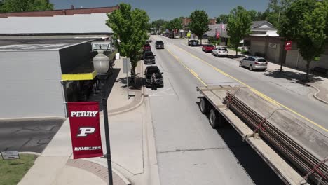 Perry,-Michigan-downtown-with-traffic-and-drone-video-stable