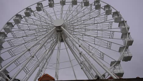 Riesenrad-Dreht-Sich-Am-Mumbles-Pier-Vor-Einem-Bewölkten-Himmel-In-Der-Bucht-Von-Swansea