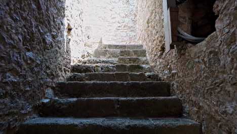 Mittelalterliche-Burg-Sehr-Gut-Erhaltene-Steintreppe,-Innen-Schutzmauern