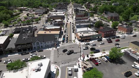 Centro-De-Brighton,-Michigan,-Con-Tráfico-Y-Vídeo-De-Drones-Subiendo