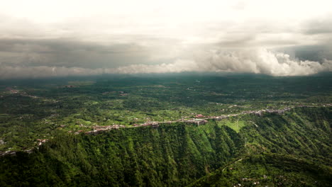 Kintamani-Dorf-An-Der-Caldera-Wand-Mit-Blick-Auf-Den-Berg-Batur-Auf-Bali,-Panorama-Luftaufnahme