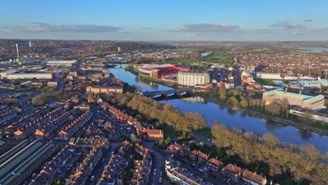 Eine-Londoner-Straße-über-Den-Fluss-Trent-Verbindet-Die-Wiesen-Und-West-Bridgford-In-Nottingham,-England