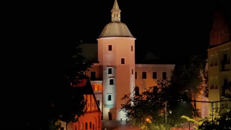 Toma-De-Drone-Del-Casco-Antiguo-Por-La-Noche