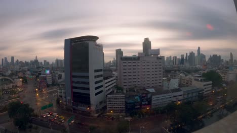 Las-Imágenes-A-Cámara-Rápida-Capturan-El-Bullicioso-Paisaje-Urbano-De-Bangkok-Y-Muestran-La-Transición-Del-Atardecer-A-La-Noche.