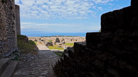 Vista-Del-Mar-Mediterráneo-Desde-Las-Paredes-Del-Museo-Del-Castillo-De-Chlemoutsi,-Grecia