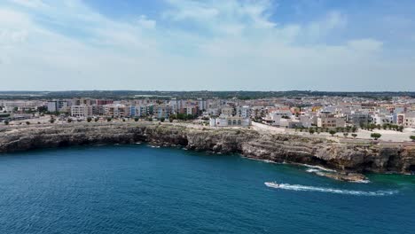 Schwebend-über-Apuliens-Felsiger-Küste-Mit-Polignano-A-Mare-Im-Hintergrund,-Italien