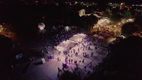 Fiesta-Callejera-Llena-De-Luces-Y-Gente-Bailando.