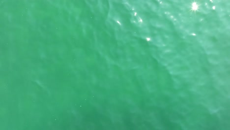 Drohnenaufnahme-Des-Pazifischen-Ozeans-Am-Strand-Von-Ixtapa-In-Mexiko-Am-Frühen-Morgen