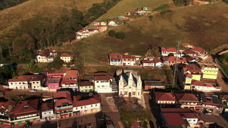 Explora-La-Belleza-De-Marmelos,-Brasil,-Desde-Arriba