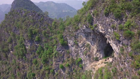 Atemberaubende-Drohnenaufnahme-Der-Schroffen-Berge-In-Ha-Giang