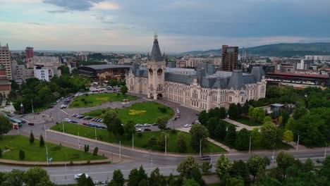 Imágenes-De-Drones-Del-Tráfico-Y-Paisaje-Urbano-Del-Palacio-De-La-Cultura-De-Iasi