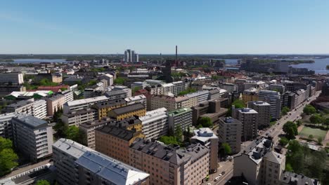 Edificio-De-Apartamentos-Altos,-Casas-Dispuestas-A-Lo-Largo-De-Calles-En-Filas-Organizadas,-Helsinki,-Finlandia