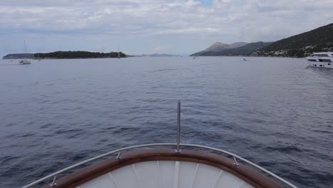 Vista-Trasera-Del-Barco-Navegando-En-El-Agua-De-Croacia