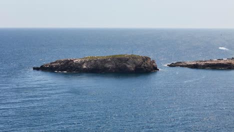 Vista-Giratoria-De-Drones-Sobre-La-Isla-Scoglio-Dell&#39;ermita-En-Puglia,-Italia