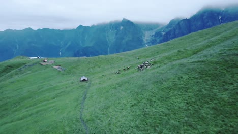 Vista-Aérea-De-La-Colina-Verde-De-La-Montaña-Durante-La-Temporada-De-Monzones-En-Kori,-Nepal