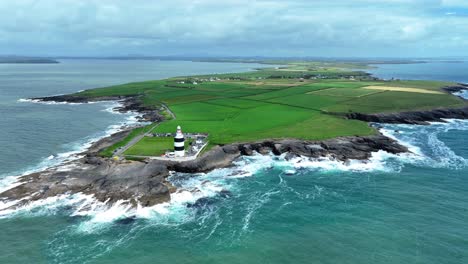 Irlanda-Lugares-épicos-Panorama-De-La-Península-De-Hook-Head-Con-El-Faro-Y-El-épico-Mar-Azul-Rompiendo-En-La-Costa-De-Wexford