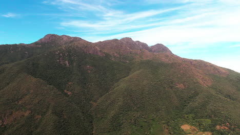 Una-Impresionante-Toma-De-Drones-Que-Captura-La-Belleza-De-Un-Paisaje-Montañoso-Durante-El-Día.