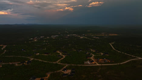 Panorama-Drohnenaufnahme-Von-Hütten-Und-Dem-Stadtbild-Von-Saariselkä,-Dramatischer-Sonnenuntergang-In-Lappland