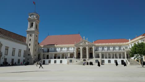 Universität-Coimbra-In-Portugal---Studenten-In-Uniform-Gehen-Zur-Schule