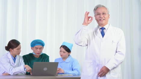 Atención-Sanitaria,-Trabajo-En-Equipo-Y-Grupo-De-Médicos-Y-Enfermeras-Que-Asisten-A-Una-Reunión-Del-Equipo-Médico-En-La-Sala-De-Conferencias-Del-Hospital.