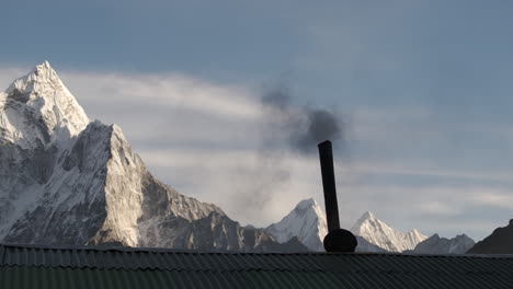 Un-Dron-Captura-El-Humo-De-Una-Chimenea-En-La-Casa-De-Té-De-Thukla-Pass,-En-El-Campamento-Base-Del-Everest,-Nepal