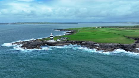 Irland-Epische-Orte-Hook-Head-Leuchtturm-Landschaft-Vom-Meer-Mit-Der-Küste-Von-Waterford-Im-Hintergrund,-Wexford-Ansicht