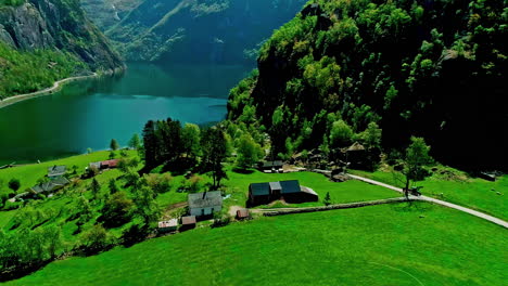 Pequeño-Pueblo,-Pradera-Verde-Y-Lago-Profundo-En-Noruega,-Vista-Aérea