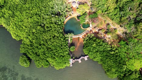 Descenso-Lento-En-La-Piscina-De-Aguas-Termales-De-Maquinit-En-Un-Hermoso-Día