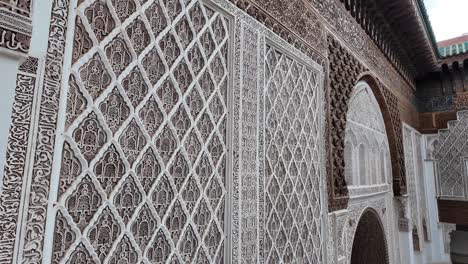 Paredes-Con-Diseño-De-Arte-Islámico-Dentro-De-Medersa-Ben-Youssef,-Marrakech,-Marruecos