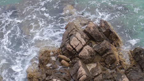 El-Agua-Del-Océano-Olas-Golpeando-Una-Piedra-En-Croacia.