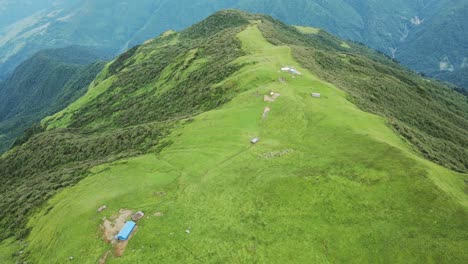 Vista-Aérea-De-La-Colina-Verde-De-La-Montaña-Durante-La-Temporada-De-Monzones-En-Kori,-Nepal