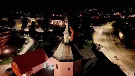 Toma-De-Drone-Del-Casco-Antiguo-Por-La-Noche