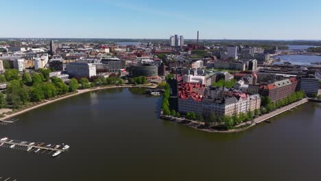 La-Panorámica-Aérea-De-Camiones-Establece-El-Paisaje-Urbano-De-Helsinki,-Finlandia,-A-Lo-Largo-Del-Paseo-Marítimo