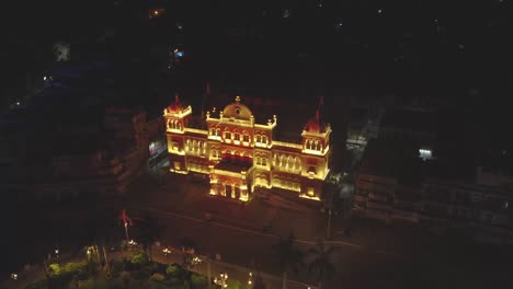 Toma-Aérea-De-Un-Dron-Del-Edificio-Del-Ayuntamiento-Decorado-Con-Luces-Durante-La-Noche-En-La-Ciudad-De-Gwalior-En-Madhya-Pradesh,-India