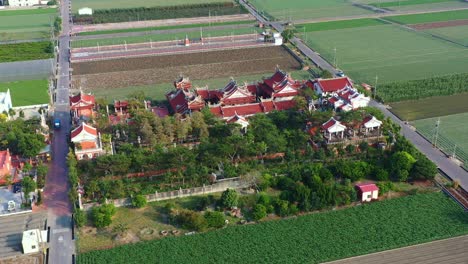 Vuelo-Aéreo-Alrededor-Del-Tradicional-Templo-Chifa-Matsu-En-Medio-De-Campos-Agrícolas,-Un-Sitio-Sagrado-Dedicado-A-La-Diosa-Del-Mar,-Que-Muestra-Una-Mezcla-De-Patrimonio-Cultural-Y-Paisaje-Rural,-Yunlin,-Taiwán