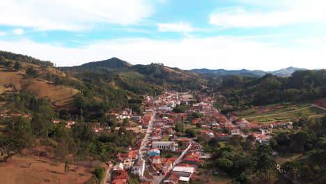 Descubra-La-Encantadora-Ciudad-De-Delfim-Moreira-En-Minas-Gerais,-Brasil,-Rodeada-De-Impresionantes-Paisajes-Montañosos-Entre-Casas-Y-Ciudad.